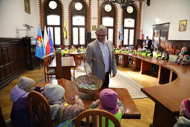 Przedszkolaki poznają pracę samorządu – wizyta w lęborskim ratuszu