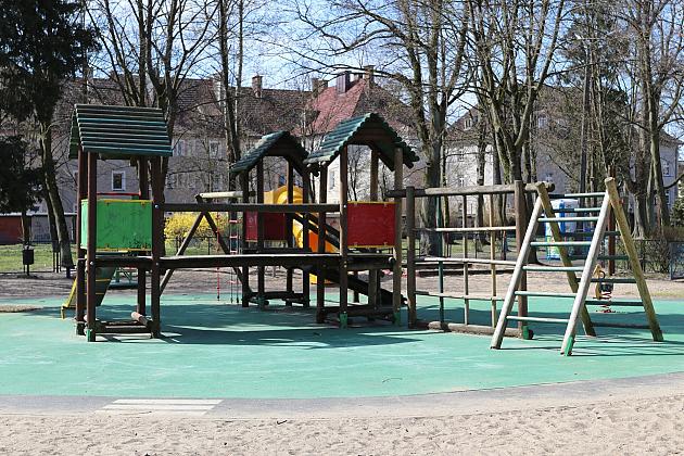 Nowe toalety przy placach zabaw – wygoda i higiena dla najmłodszych i opiekunów