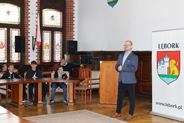 Ósmoklasiści z SP 3 poznali kulisy pracy ratusza!