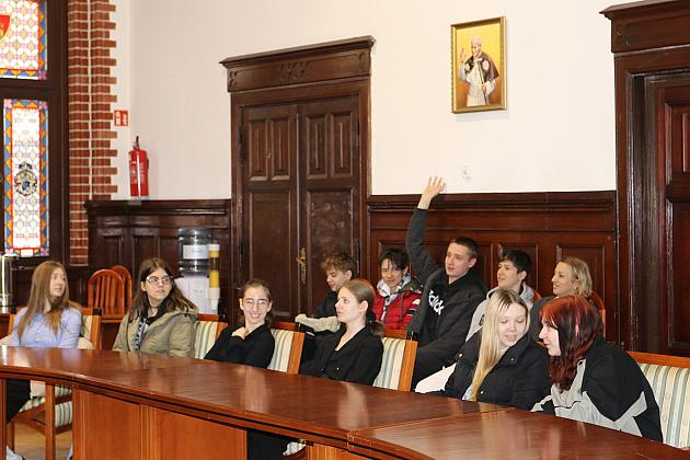 Ósmoklasiści z SP 3 poznali kulisy pracy ratusza!