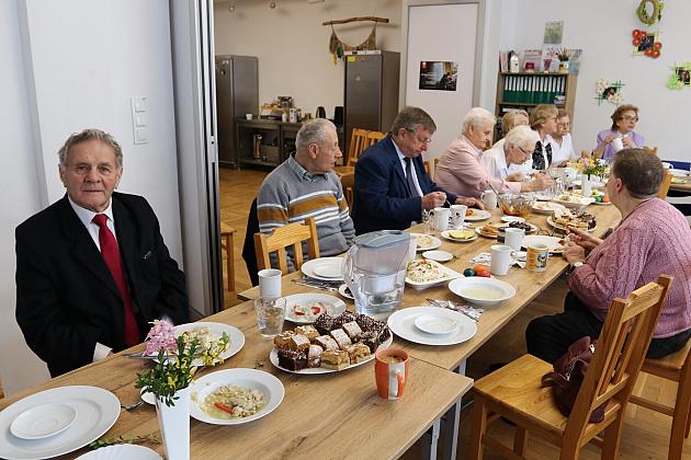 Na wielkanocnym śniadaniu z seniorami