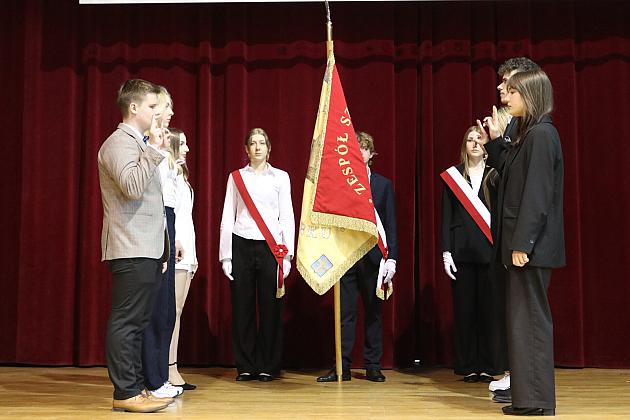 „Świat potrzebuje ludzi z pasją, z energią, z marzeniami. Ludzi takich, jak Wy” - z udziałem burmistrza Lęborka uroczyste pożegnanie abiturientów II Liceum Ogólnokształcącego