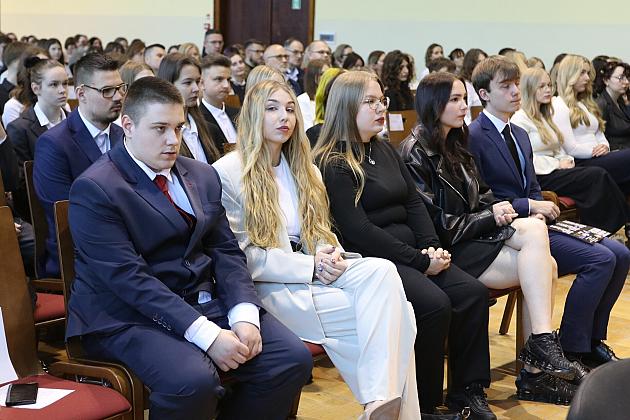 „Świat potrzebuje ludzi z pasją, z energią, z marzeniami. Ludzi takich, jak Wy” - z udziałem burmistrza Lęborka uroczyste pożegnanie abiturientów II Liceum Ogólnokształcącego
