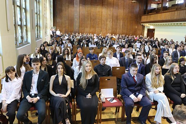 „Świat potrzebuje ludzi z pasją, z energią, z marzeniami. Ludzi takich, jak Wy” - z udziałem burmistrza Lęborka uroczyste pożegnanie abiturientów II Liceum Ogólnokształcącego
