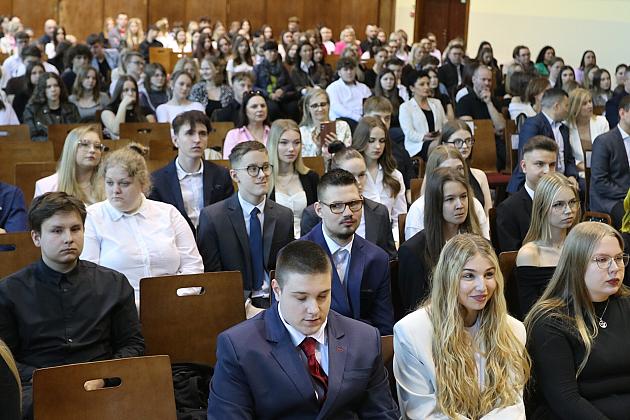 „Świat potrzebuje ludzi z pasją, z energią, z marzeniami. Ludzi takich, jak Wy” - z udziałem burmistrza Lęborka uroczyste pożegnanie abiturientów II Liceum Ogólnokształcącego