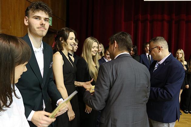 „Świat potrzebuje ludzi z pasją, z energią, z marzeniami. Ludzi takich, jak Wy” - z udziałem burmistrza Lęborka uroczyste pożegnanie abiturientów II Liceum Ogólnokształcącego