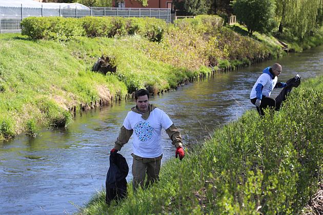 Mieszkańcy ruszyli nad Łebę – wspólne sprzątanie w ramach „Operacji Czysta Rzeka”