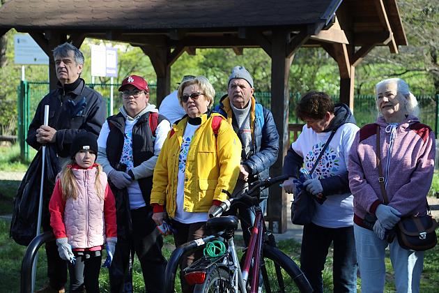 Mieszkańcy ruszyli nad Łebę – wspólne sprzątanie w ramach „Operacji Czysta Rzeka”