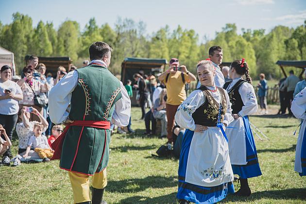 Kaszubski zespół z Lęborka wystąpił na „Czarnym Weselu” w Klukach