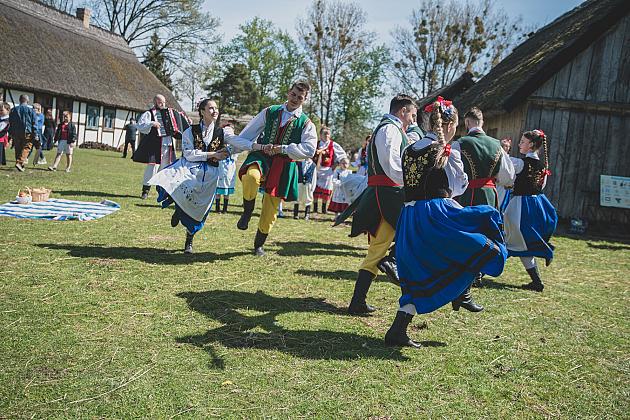 Kaszubski zespół z Lęborka wystąpił na „Czarnym Weselu” w Klukach