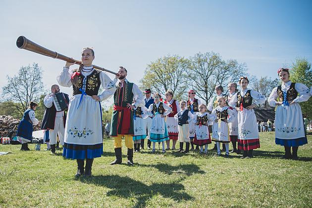 Kaszubski zespół z Lęborka wystąpił na „Czarnym Weselu” w Klukach