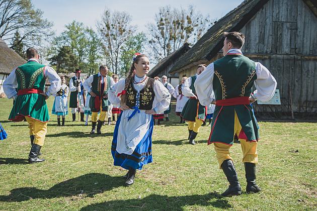Kaszubski zespół z Lęborka wystąpił na „Czarnym Weselu” w Klukach