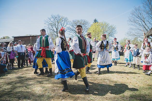 Kaszubski zespół z Lęborka wystąpił na „Czarnym Weselu” w Klukach