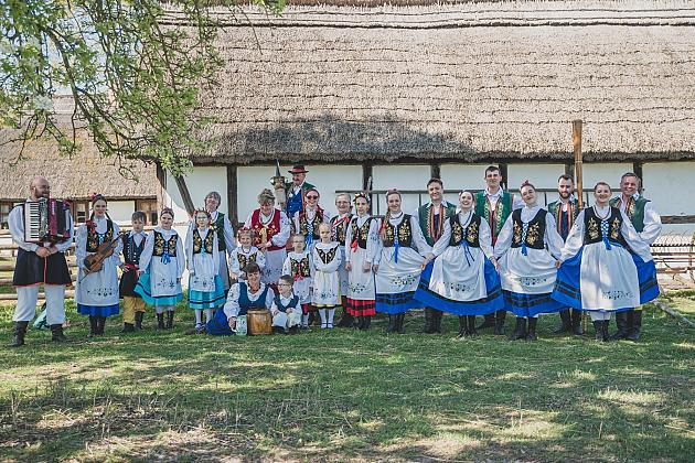 Kaszubski zespół z Lęborka wystąpił na „Czarnym Weselu” w Klukach