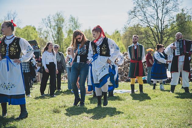 Kaszubski zespół z Lęborka wystąpił na „Czarnym Weselu” w Klukach