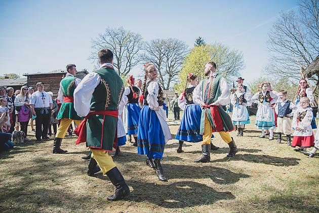 Kaszubski zespół z Lęborka wystąpił na „Czarnym Weselu” w Klukach