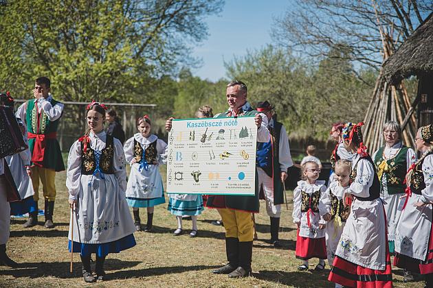 Kaszubski zespół z Lęborka wystąpił na „Czarnym Weselu” w Klukach