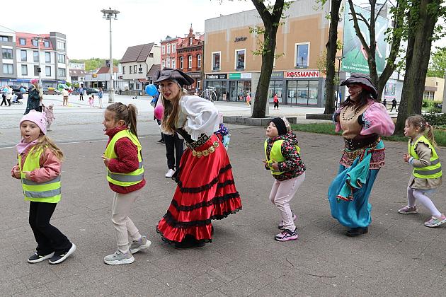 Przedszkolaki i uczniowie bawili się i integrowali w