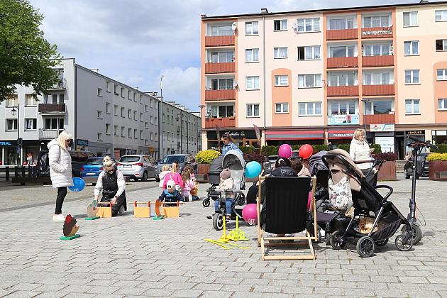 Przedszkolaki i uczniowie bawili się i integrowali w