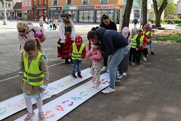 Przedszkolaki i uczniowie bawili się i integrowali w