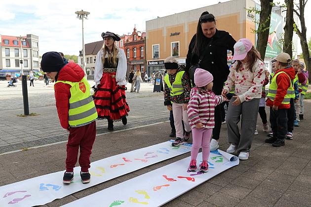 Przedszkolaki i uczniowie bawili się i integrowali w