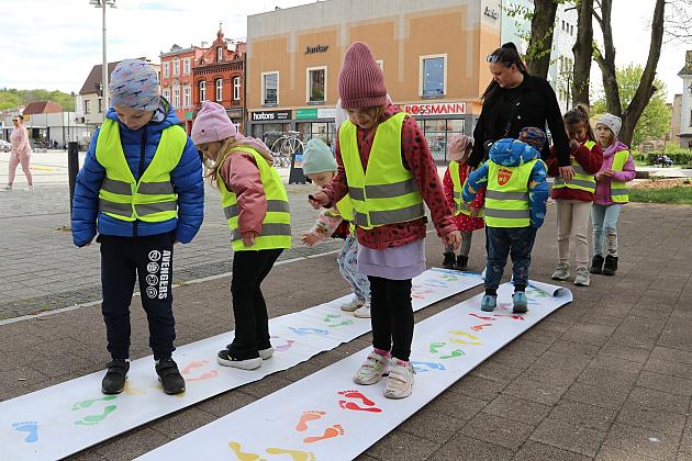 Przedszkolaki i uczniowie bawili się i integrowali w