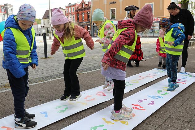 Przedszkolaki i uczniowie bawili się i integrowali w