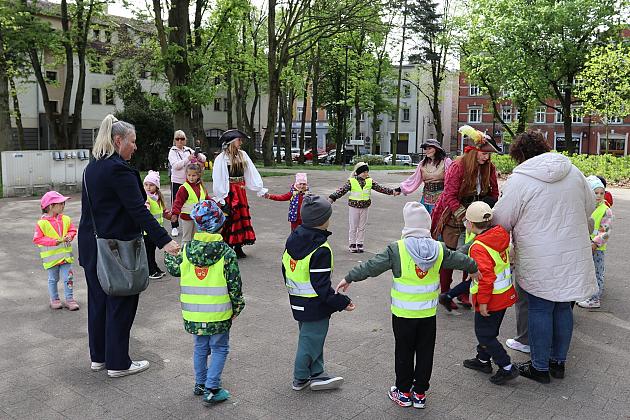 Przedszkolaki i uczniowie bawili się i integrowali w