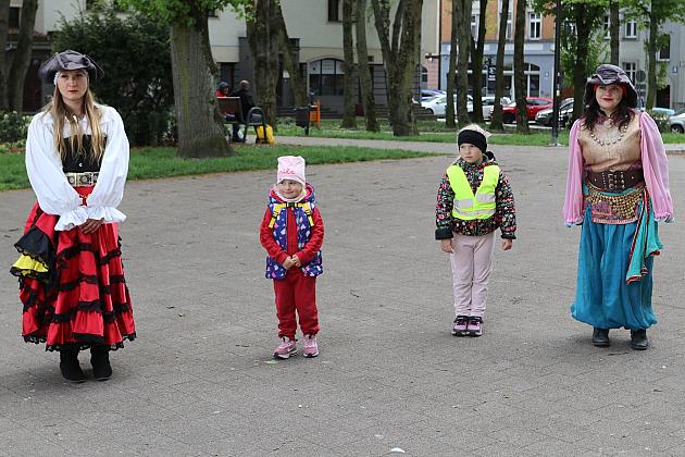 Przedszkolaki i uczniowie bawili się i integrowali w