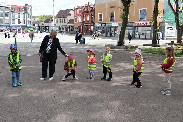 Przedszkolaki i uczniowie bawili się i integrowali w