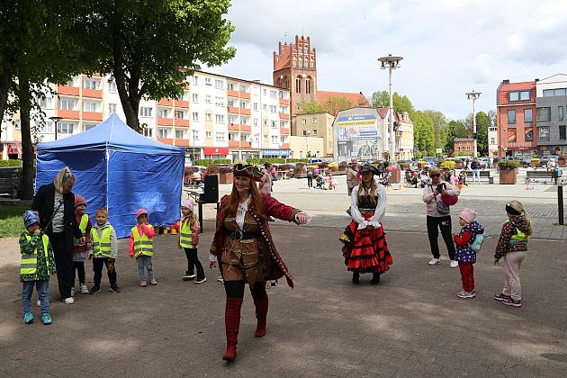 Przedszkolaki i uczniowie bawili się i integrowali w
