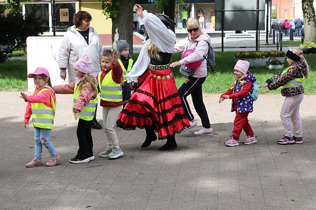 Przedszkolaki i uczniowie bawili się i integrowali w