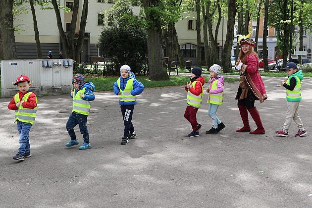 Przedszkolaki i uczniowie bawili się i integrowali w