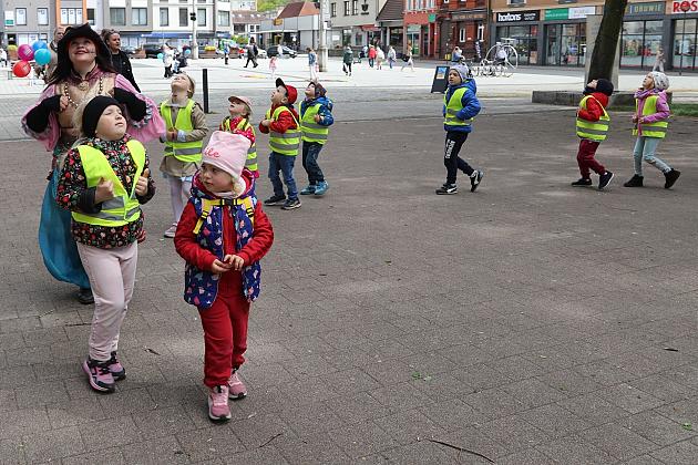 Przedszkolaki i uczniowie bawili się i integrowali w