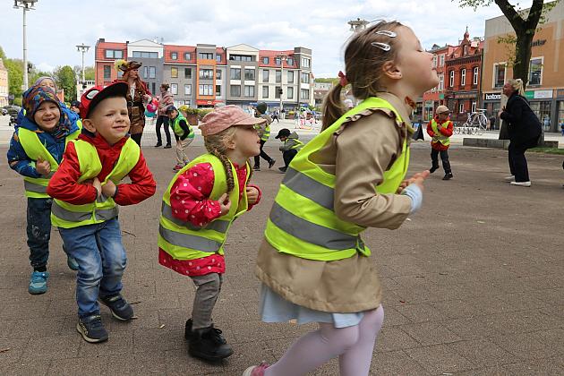 Przedszkolaki i uczniowie bawili się i integrowali w