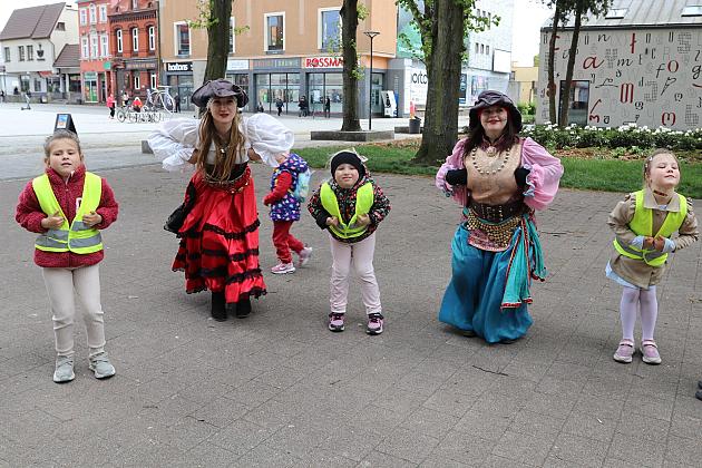 Przedszkolaki i uczniowie bawili się i integrowali w