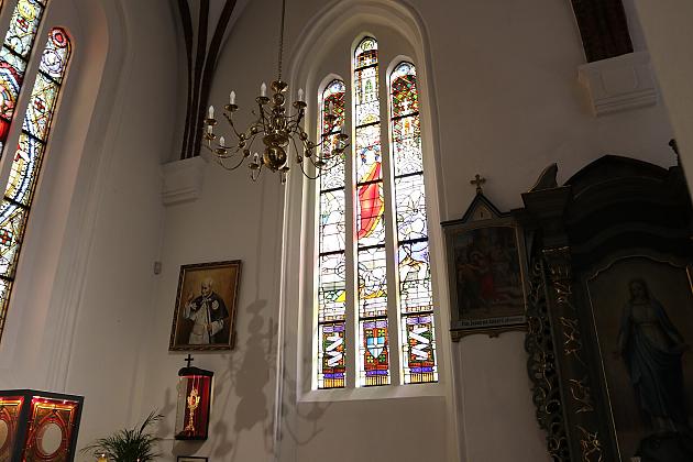 Zabytkowy witraż odzyska blask – dotacja na prace w kościele św. Jakuba Ap.