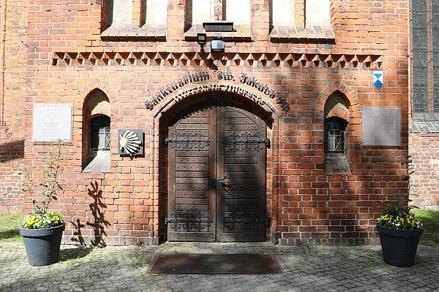 Zabytkowy witraż odzyska blask – dotacja na prace w kościele św. Jakuba Ap.