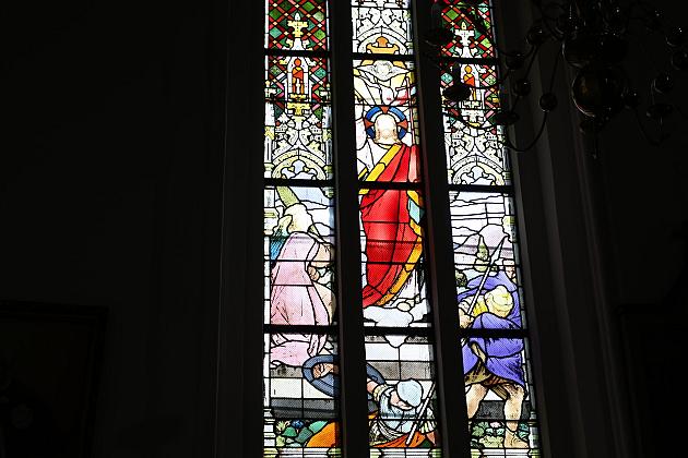 Zabytkowy witraż odzyska blask – dotacja na prace w kościele św. Jakuba Ap.