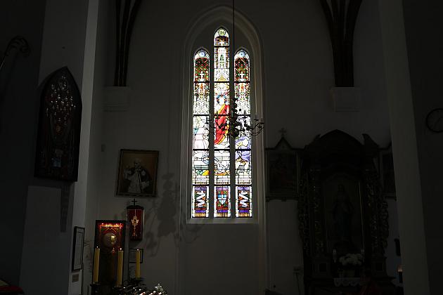 Zabytkowy witraż odzyska blask – dotacja na prace w kościele św. Jakuba Ap.