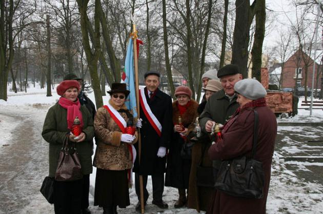 Znicze i kwiaty dla Sybiraków, którzy nie powrócili ze zsyłki