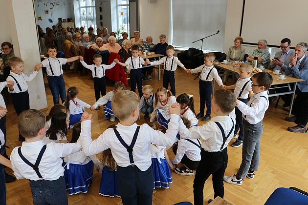 Radośnie i z sercem – Dzień Matki na spotkaniu Ligi Kobiet Polskich