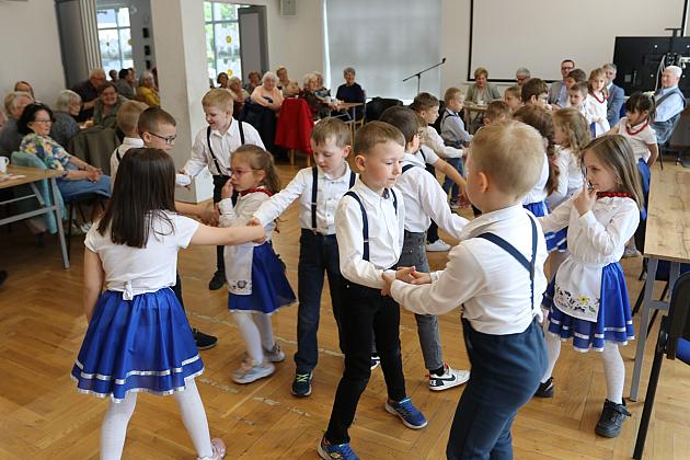 Radośnie i z sercem – Dzień Matki na spotkaniu Ligi Kobiet Polskich