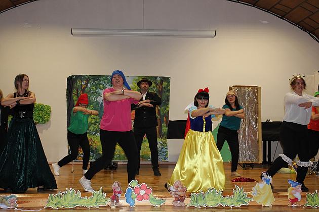 Magiczny Dzień Dziecka w Przedszkolu Nr 2. Rodzice na scenie jako bajkowi bohaterowie!