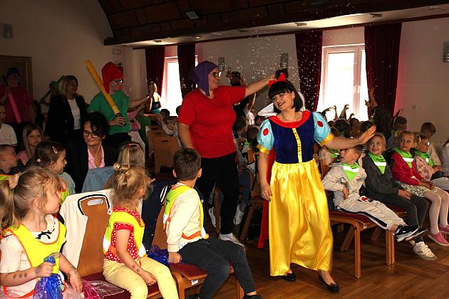 Magiczny Dzień Dziecka w Przedszkolu Nr 2. Rodzice na scenie jako bajkowi bohaterowie!