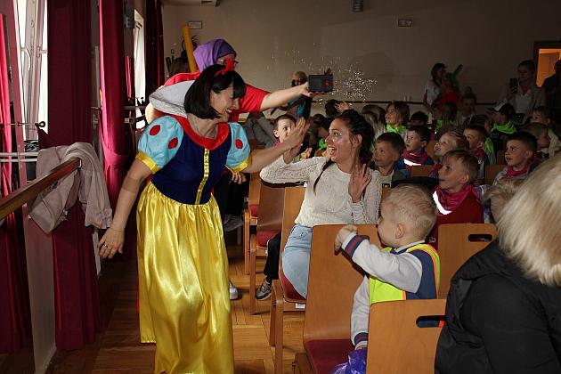 Magiczny Dzień Dziecka w Przedszkolu Nr 2. Rodzice na scenie jako bajkowi bohaterowie!