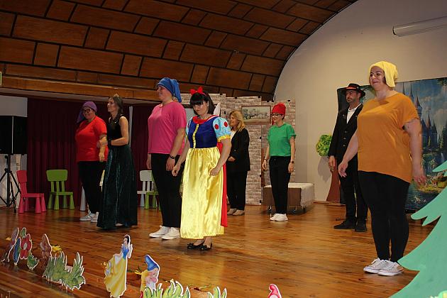 Magiczny Dzień Dziecka w Przedszkolu Nr 2. Rodzice na scenie jako bajkowi bohaterowie!