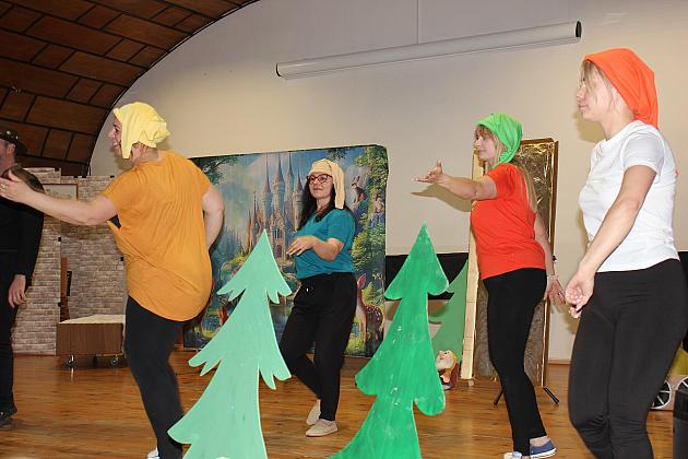 Magiczny Dzień Dziecka w Przedszkolu Nr 2. Rodzice na scenie jako bajkowi bohaterowie!