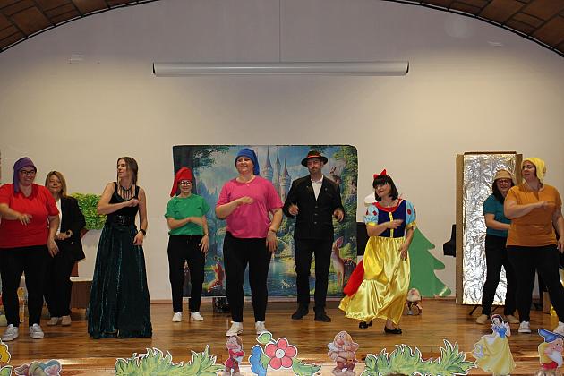 Magiczny Dzień Dziecka w Przedszkolu Nr 2. Rodzice na scenie jako bajkowi bohaterowie!