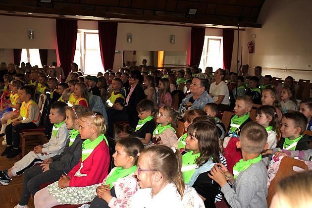 Magiczny Dzień Dziecka w Przedszkolu Nr 2. Rodzice na scenie jako bajkowi bohaterowie!